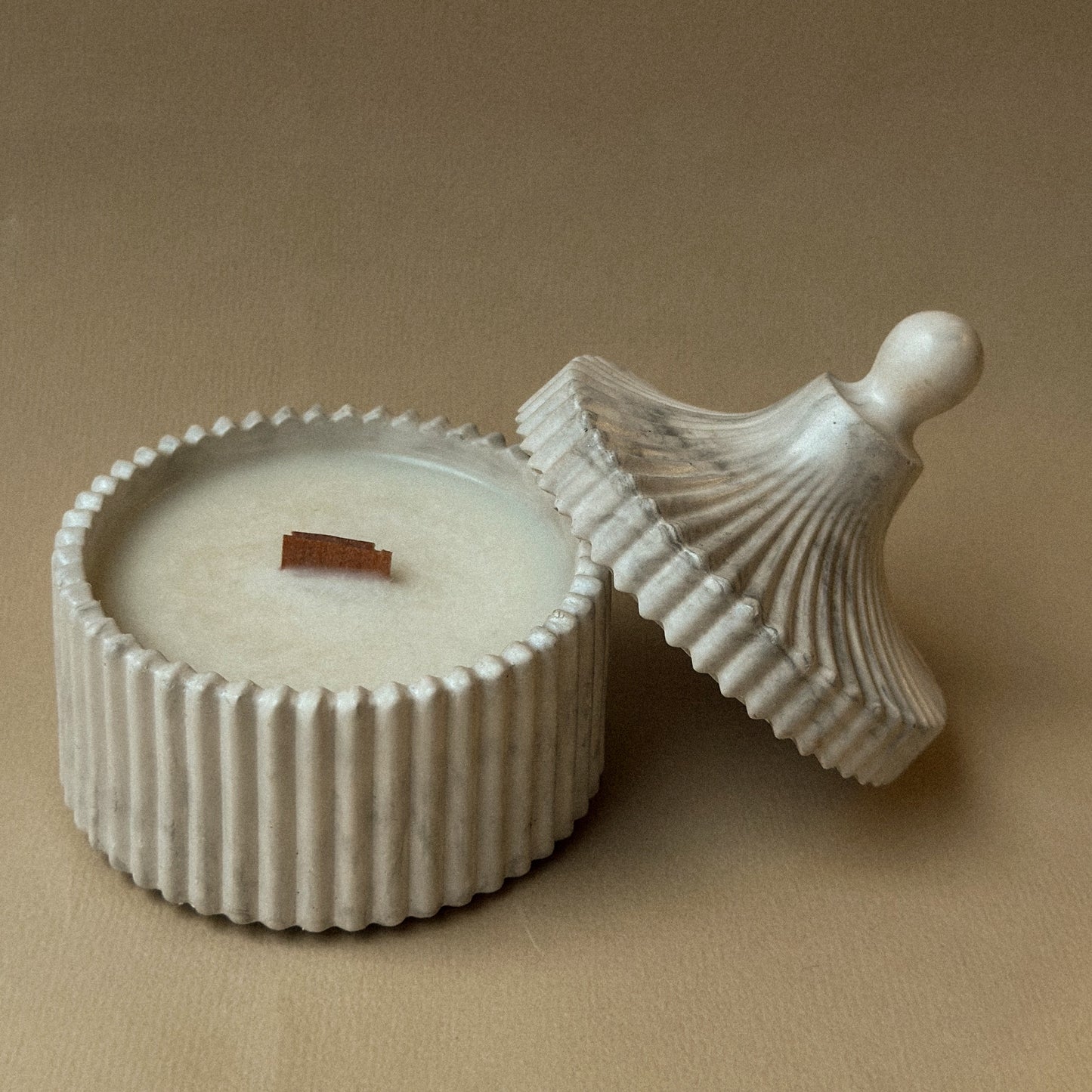 Scented candle in a box with a wooden wick.