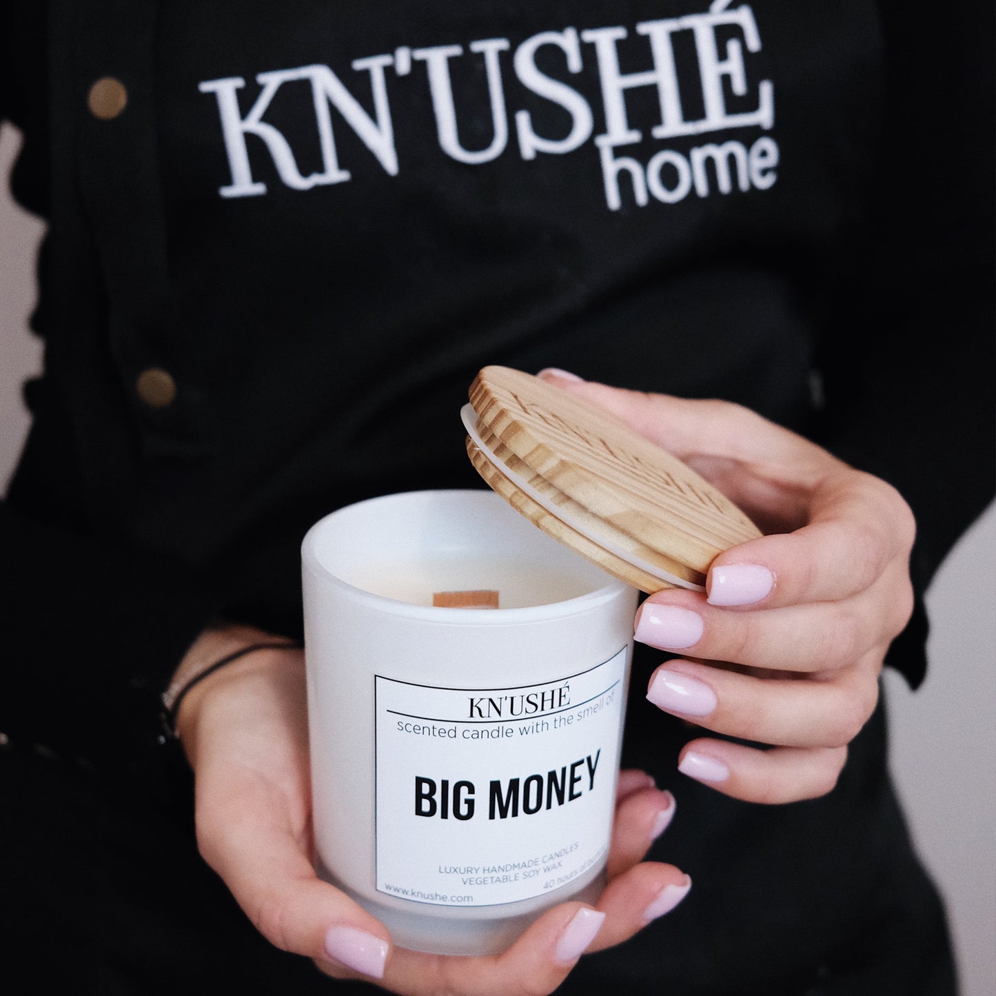 Scented candle with the smell of "BIG MONEY"