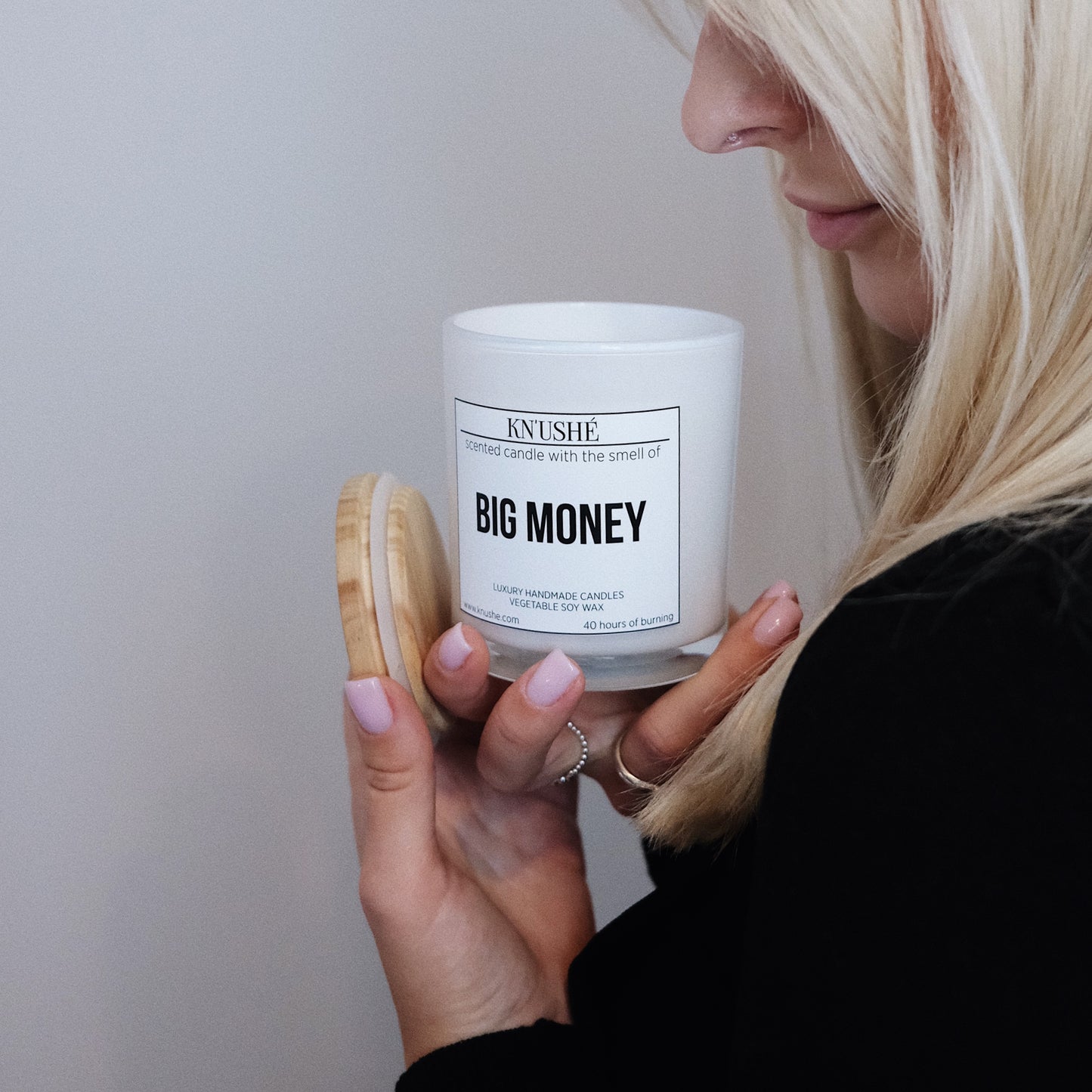 Scented candle with the smell of "BIG MONEY"