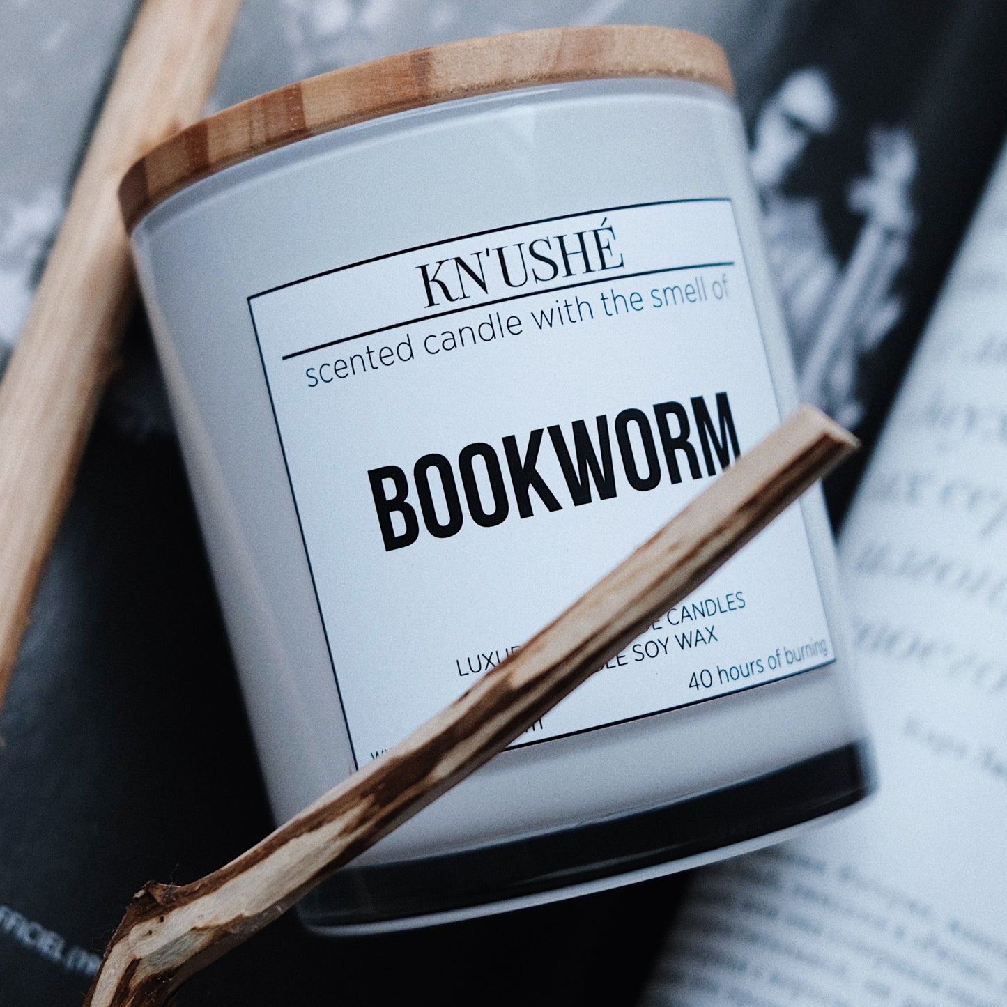 Scented candle with the smell of "BOOKWORM"