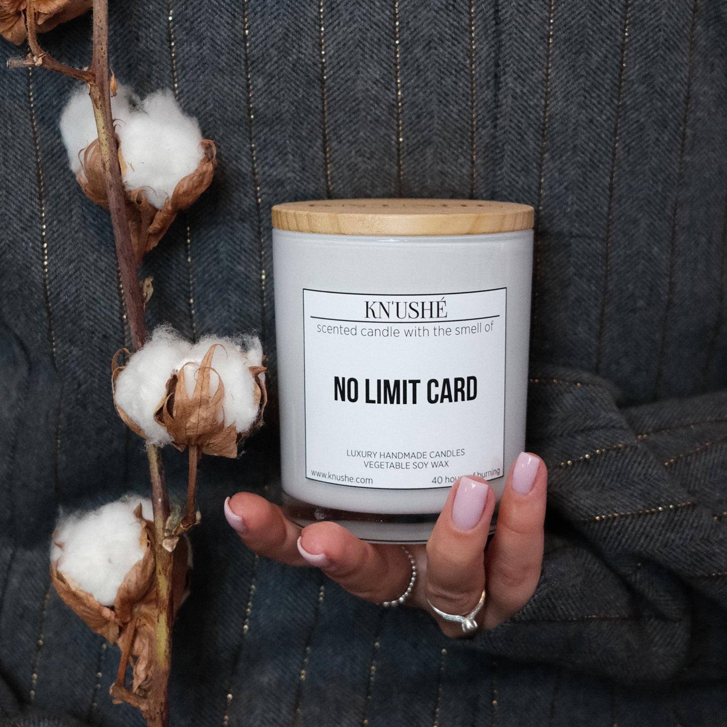 Scented candle with the smell of "NO LIMIT CARD"