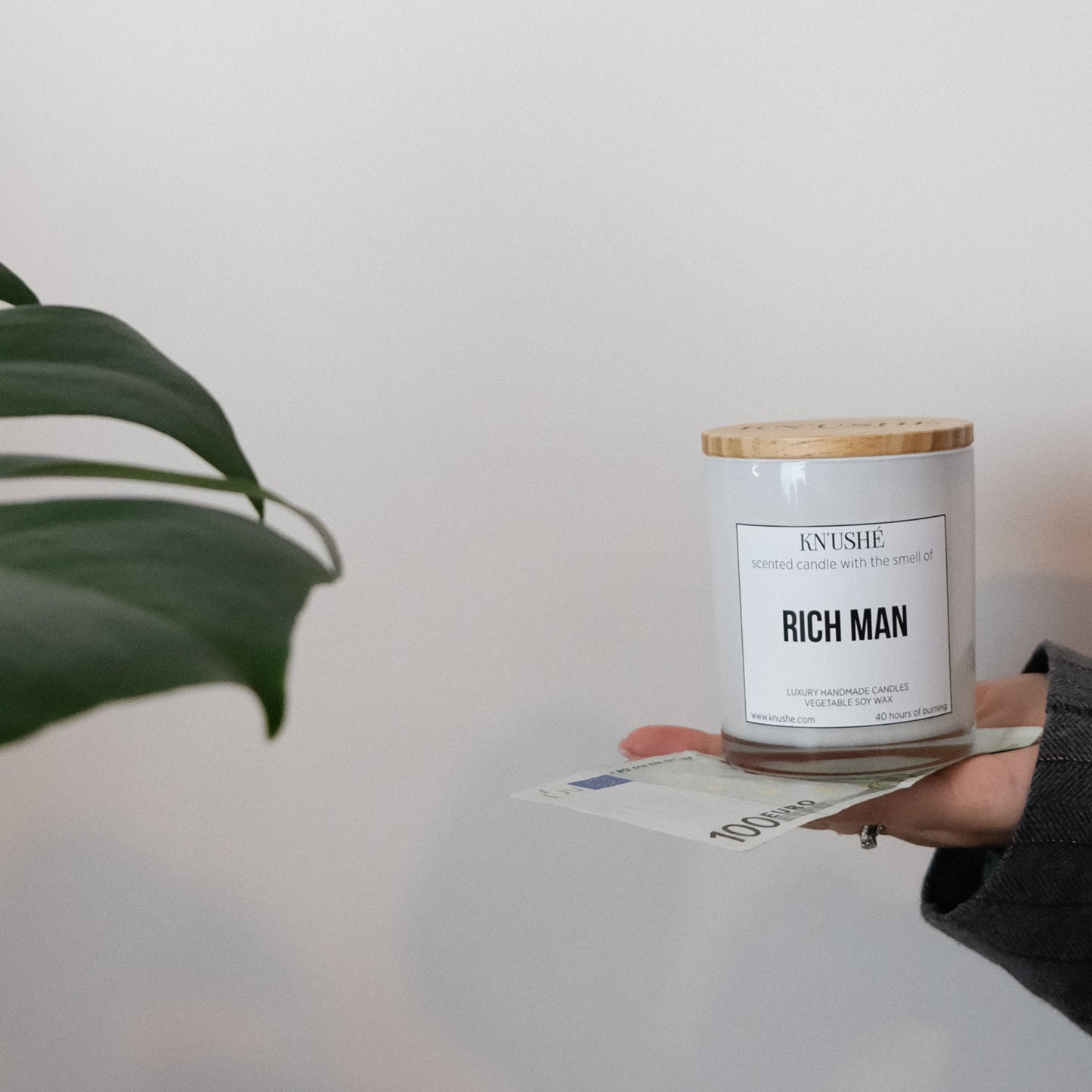 Scented candle with the smell of "RICH MAN"