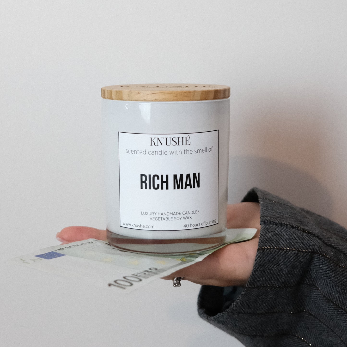 Scented candle with the smell of "RICH MAN"