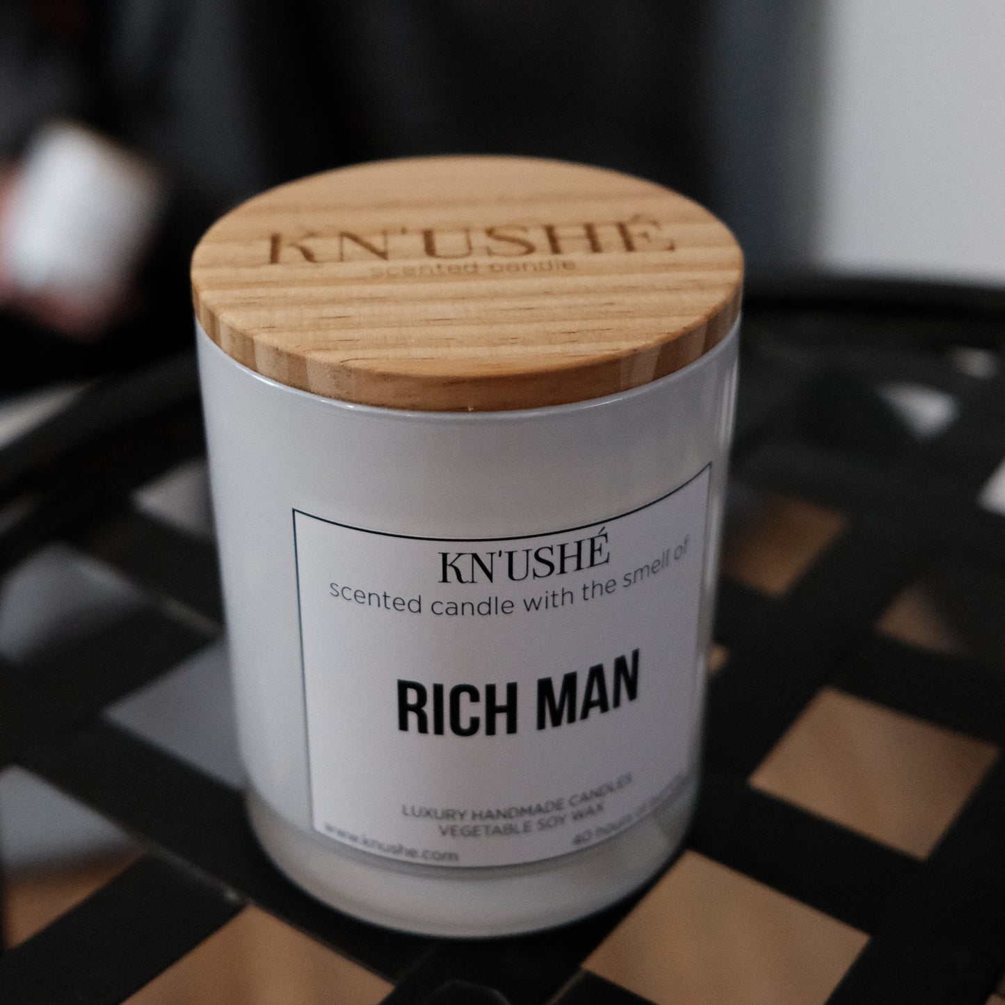Scented candle with the smell of "RICH MAN"