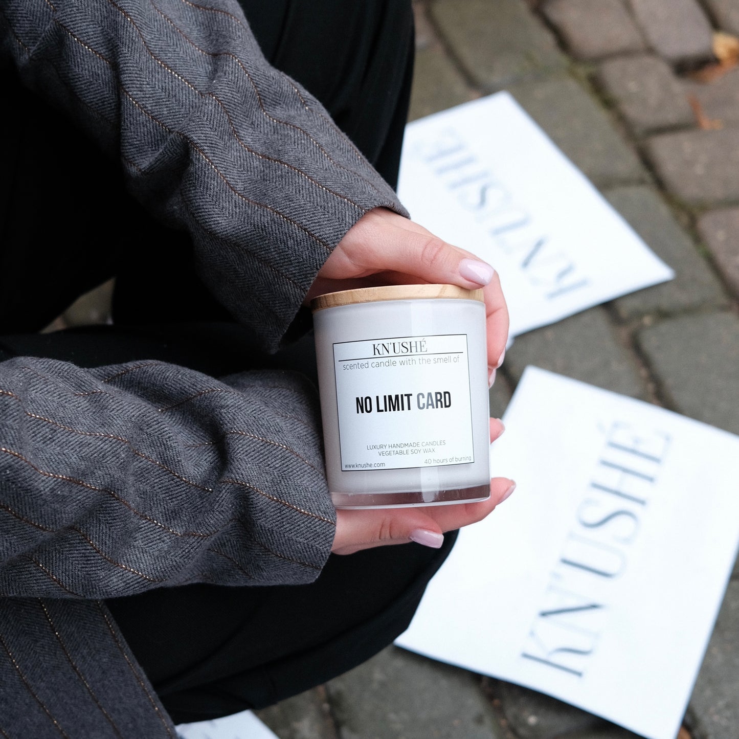 Scented candle with the smell of "NO LIMIT CARD"