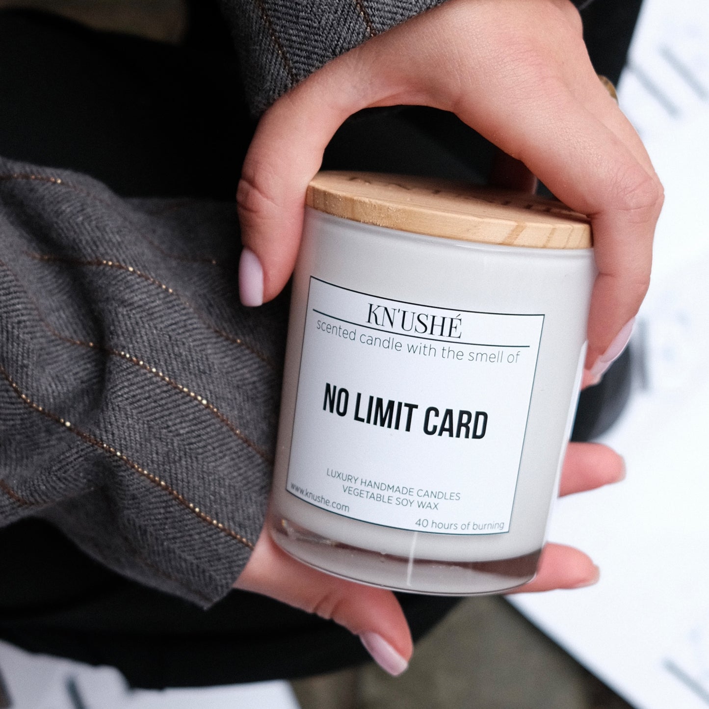 Scented candle with the smell of "NO LIMIT CARD"