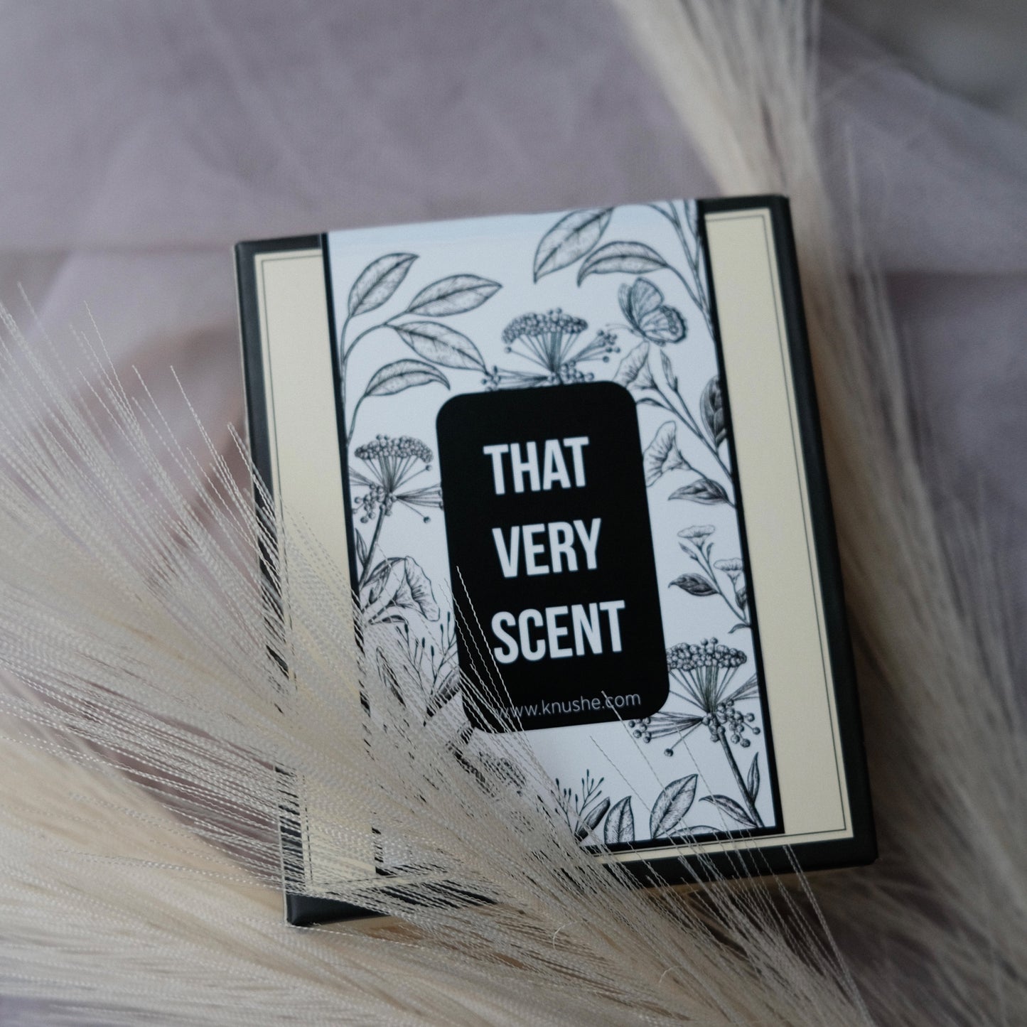 Scented candle with the smell of "FAME"