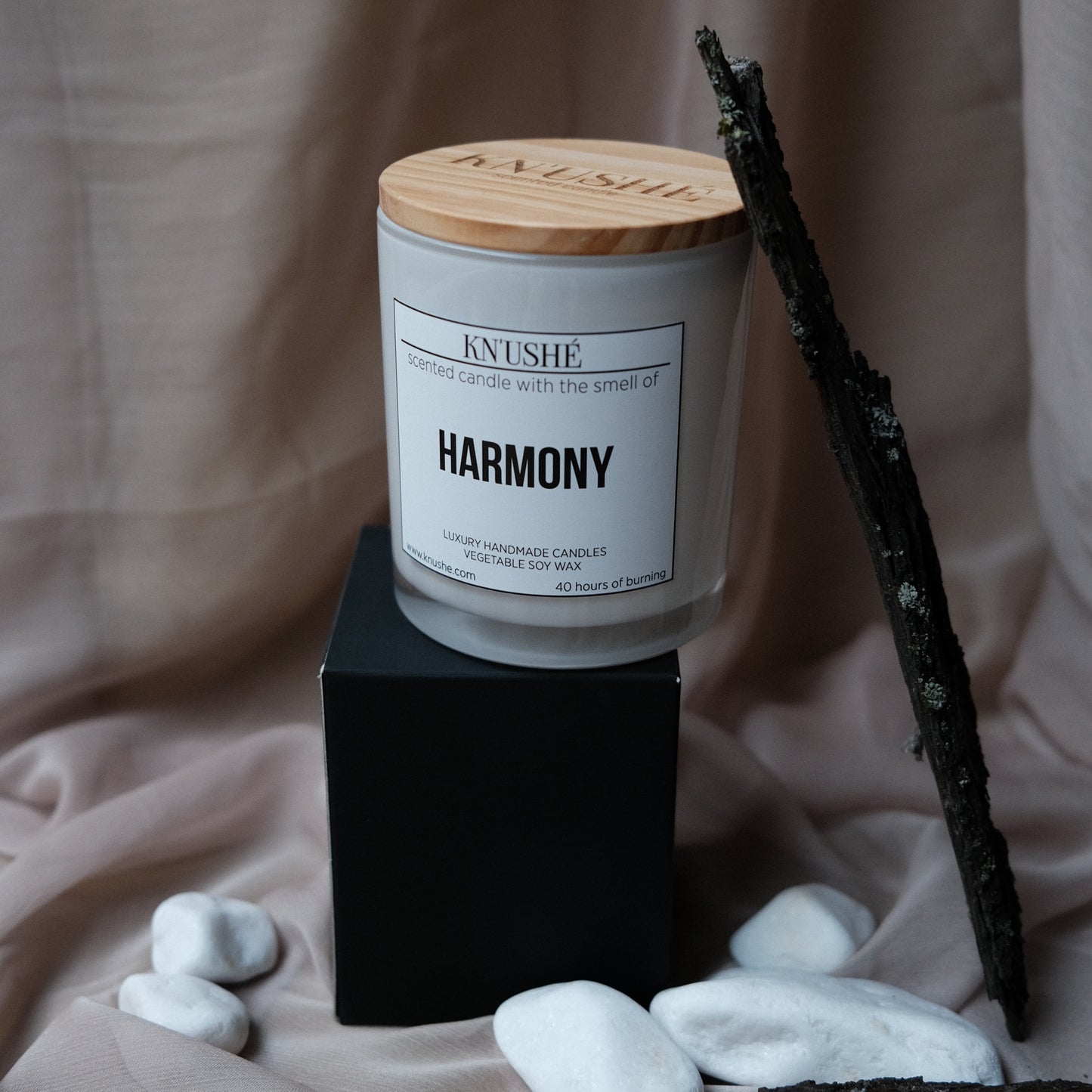 Scented candle with the smell of "HARMONY"