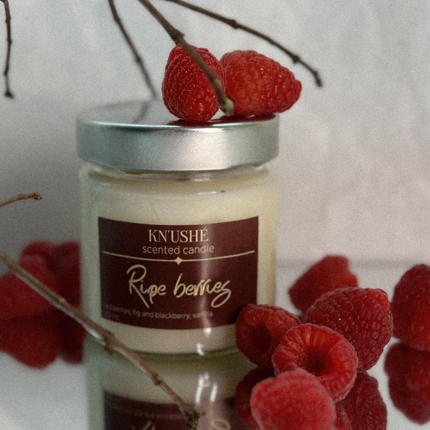 Scented candle made of vegetable soy wax with "Ripe berries" scent