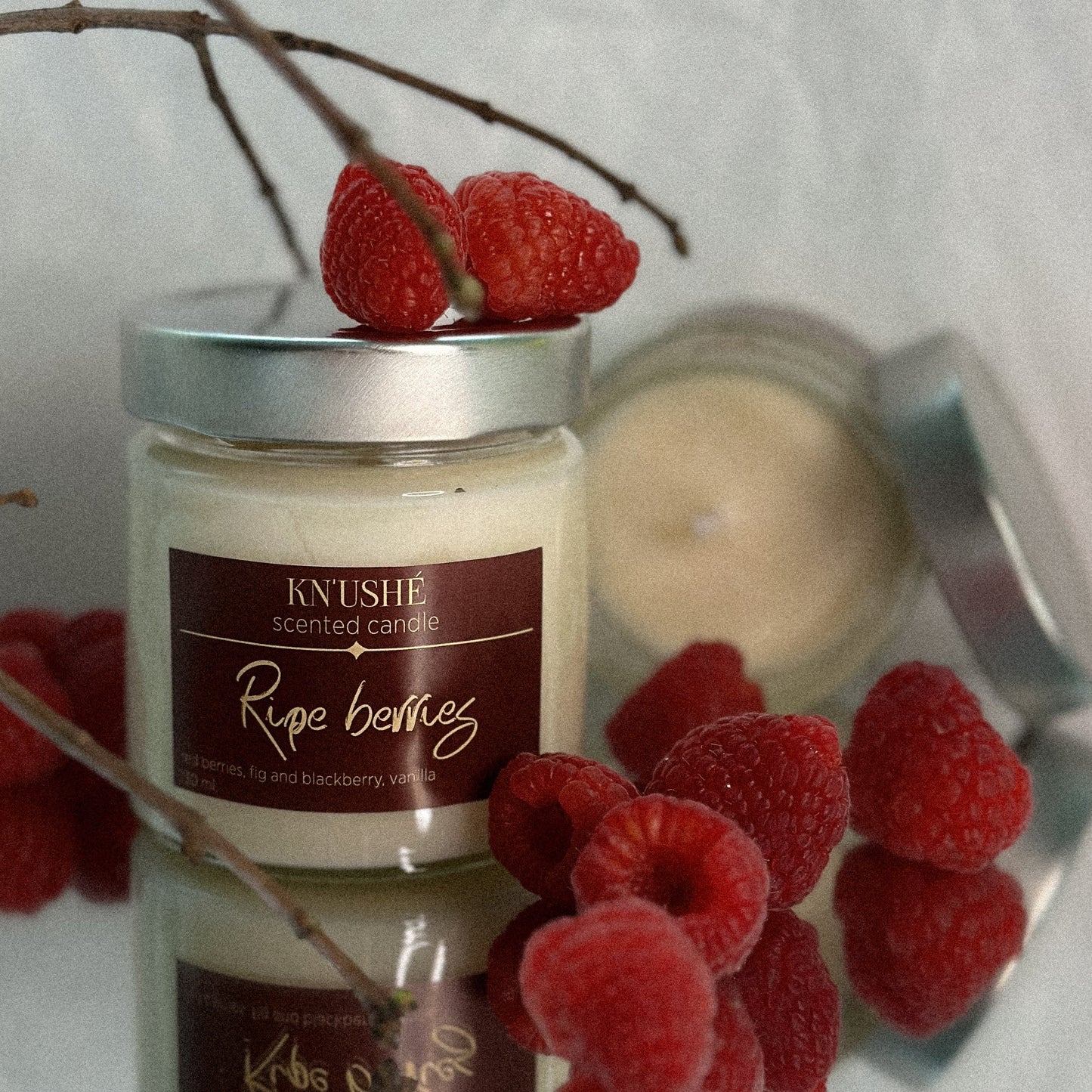 Scented candle made of vegetable soy wax with "Ripe berries" scent