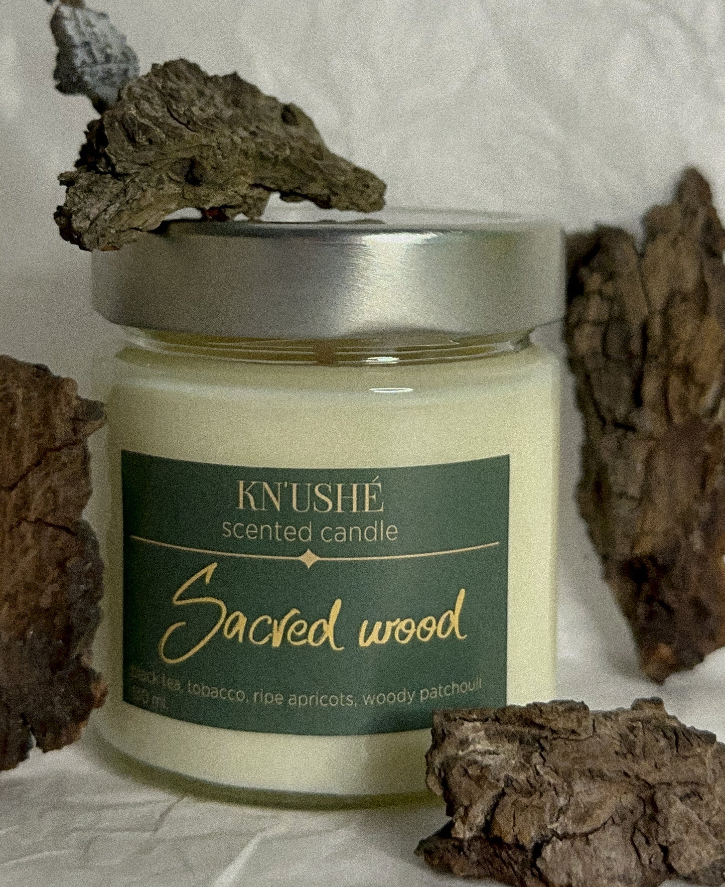 Scented candle made of vegetable soy wax with "Sacred wood" scent
