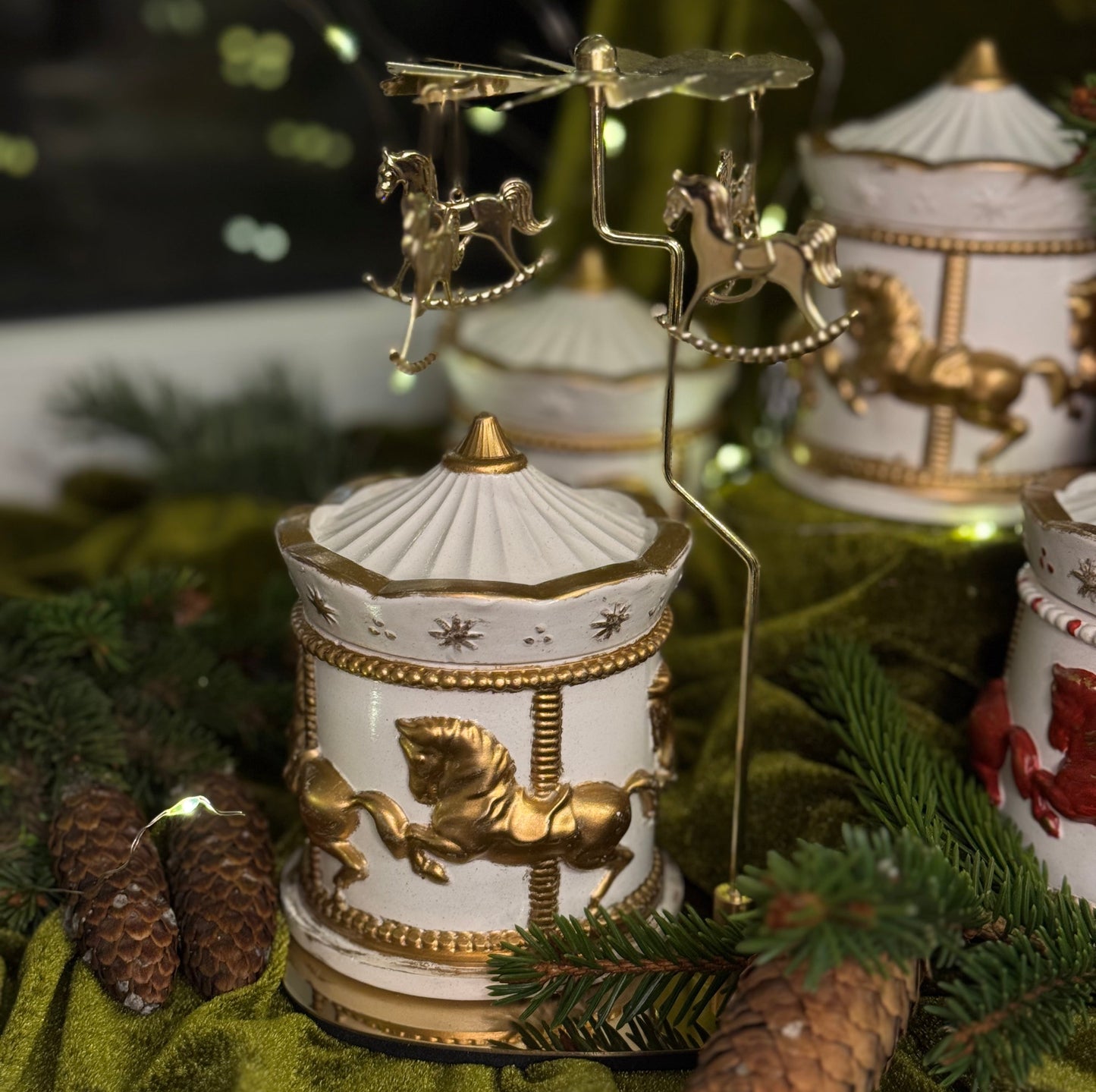 “Carousel” candle – handcrafted plaster holder with spinning horses
