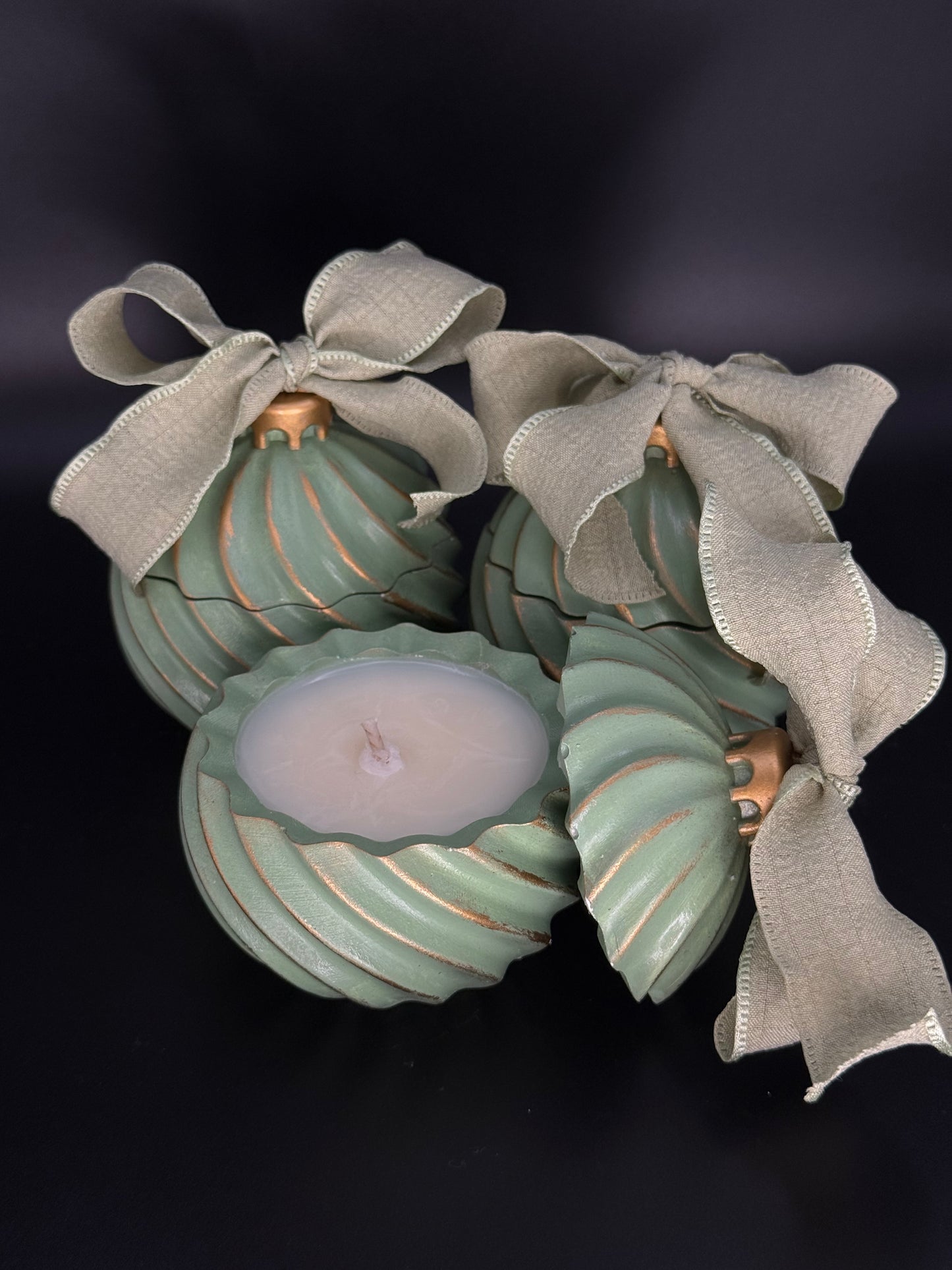 “Christmas Bauble” candle