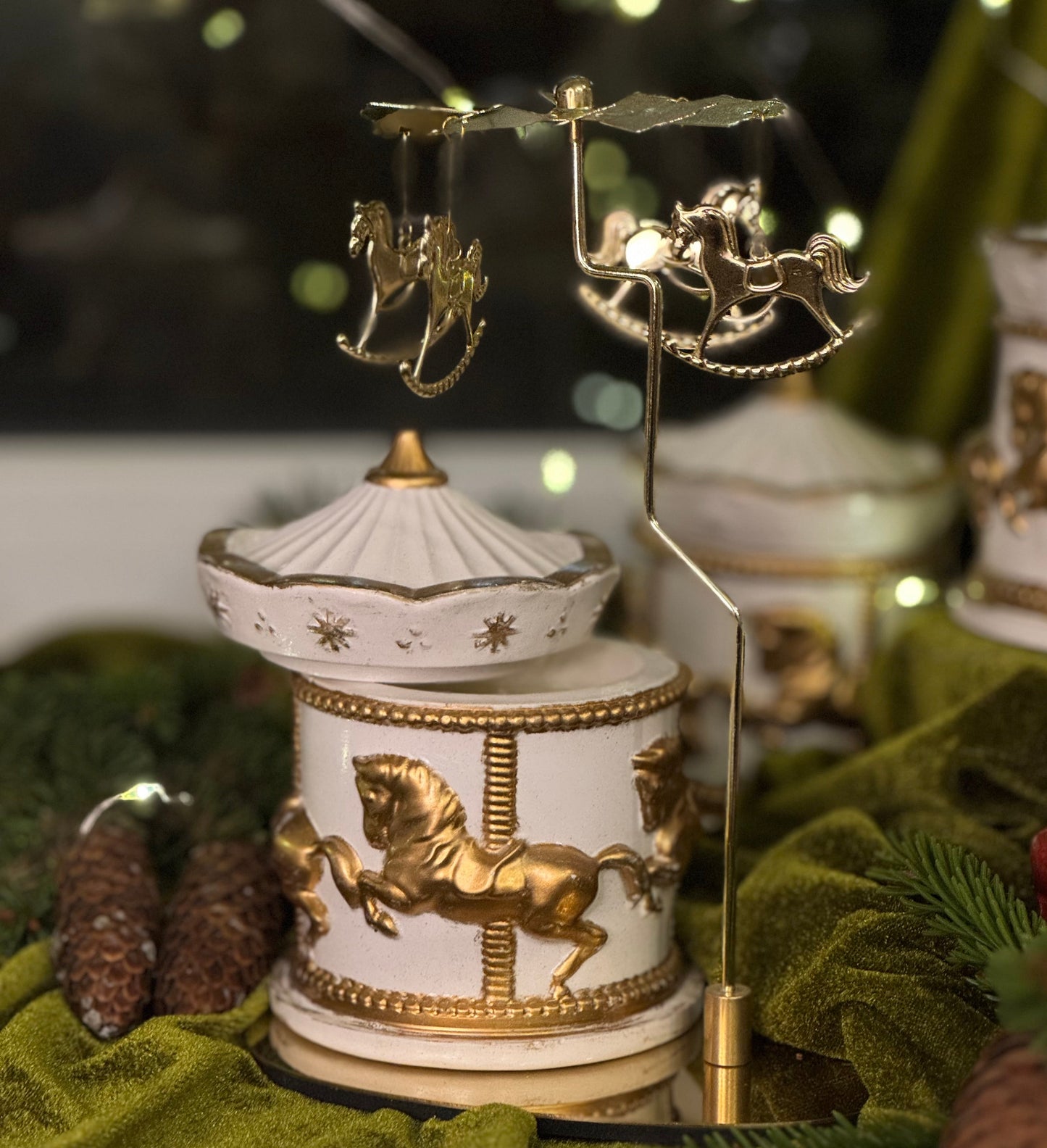 “Carousel” candle – handcrafted plaster holder with spinning horses