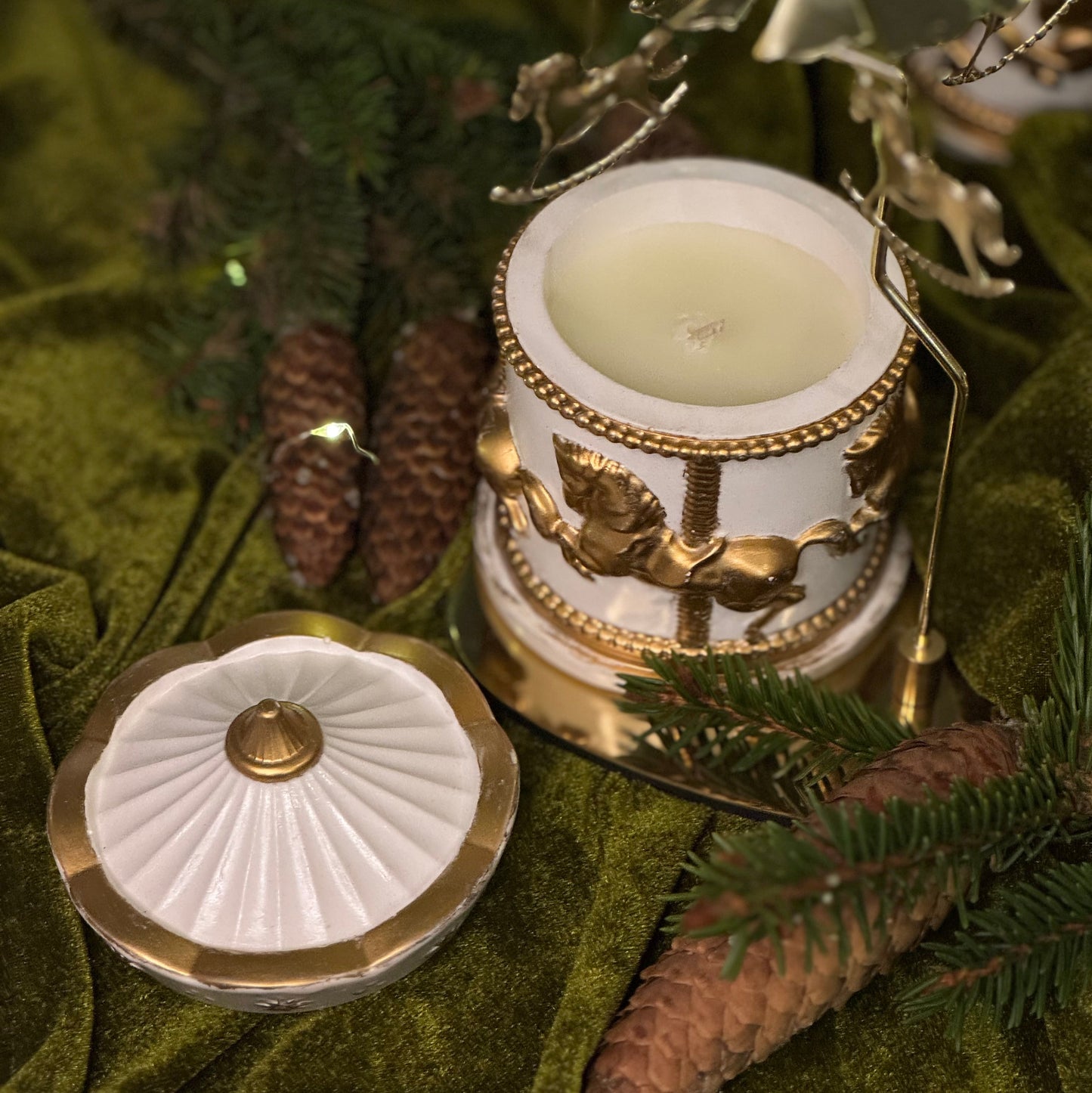 “Carousel” candle – handcrafted plaster holder with spinning horses
