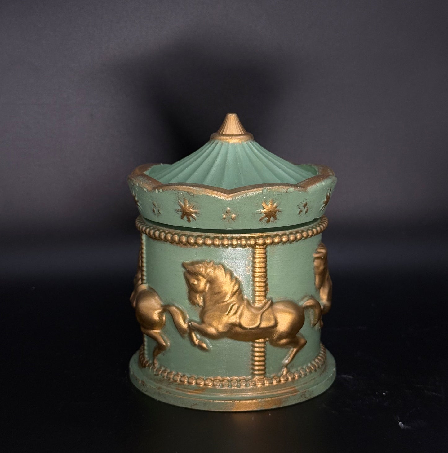 “Carousel” candle – handcrafted plaster holder with spinning horses