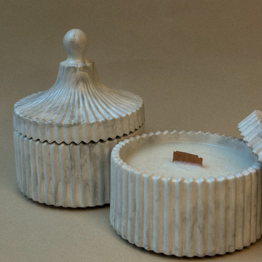 Scented candle in a box with a wooden wick.