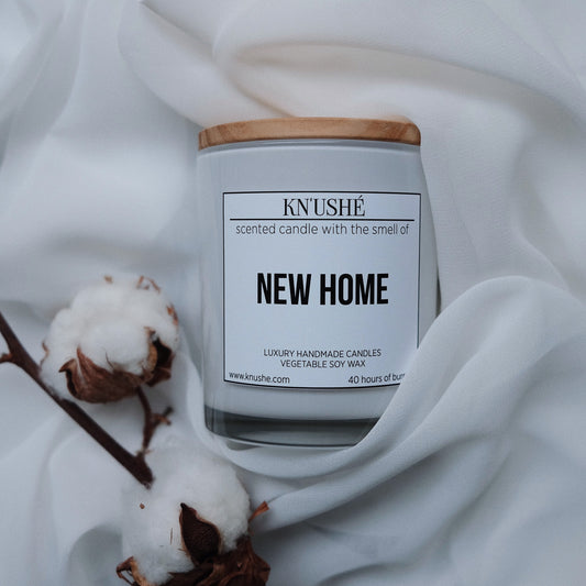 Scented candle  with the smell of "NEW HOME"