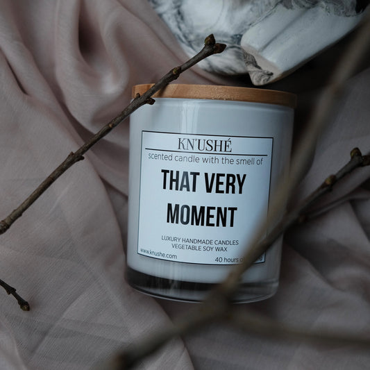 Scented candle  with the smell of "THAT VERY MOMENT"