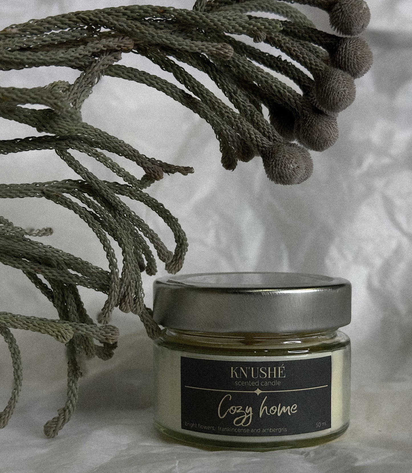Scented candle made of vegetable soy wax with "Cozy home" scent