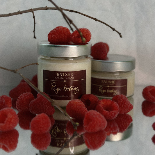 Scented candle made of vegetable soy wax with "Ripe berries" scent